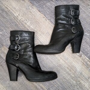 BORN Vivi Black Leather 3 Buckle Side Zip Moto Heeled Ankle Boots Women’s Size 8
